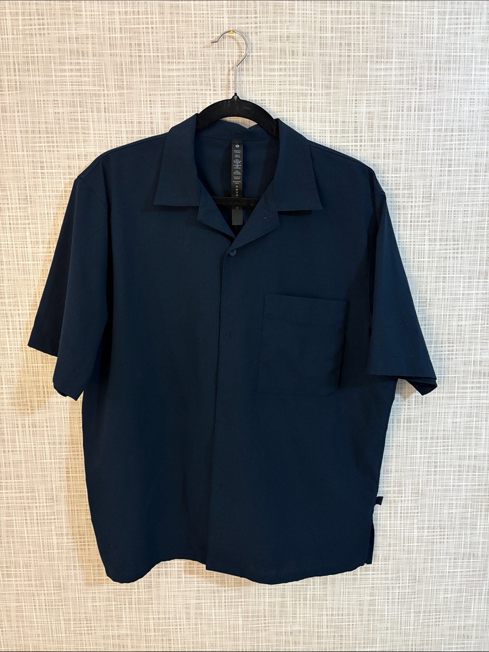Lululemon Men's Short-Sleeve Button-Down Shirt in Navy Blue